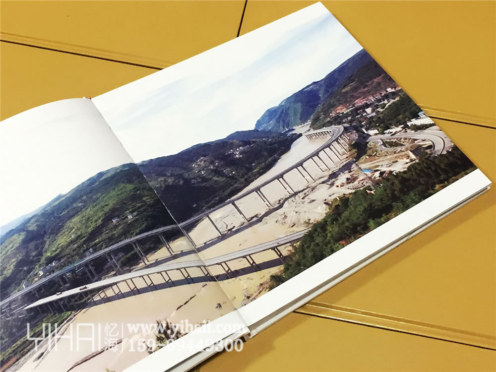 昆明憶海文化-企業(yè)十周年紀(jì)念冊(cè)排版-公司相冊(cè)內(nèi)容排班設(shè)計(jì)